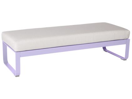 Bílá čalouněná lavice Fermob Bellevie 148 cm s fialovou podnoží