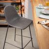 Tmavě šedá plastová barová židle Kave Home Quinby 75 cm -fv-interier-25