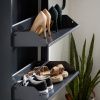 Grafitově šedý kovový botník Kave Home Ode 169 cm -fv-interier-25