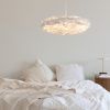 Bílé závěsné světlo Eos Esther Medium z pravých husích per 60 cm -fv-interier-25