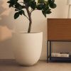 Bílý cementový zahradní květináč Kave Home Aiguablava 56 cm -fv-interier-25