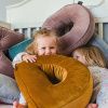 Tmavě zelený sametový polštář písmeno E 40 cm -fv-interier-25