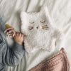 Bílý plyšový muchláček s poutkem na dudlík Kitten -fv-interier-25