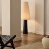 Černobílá kovová stojací lampa Kave Home Senni 129,5 cm -fv-interier-25