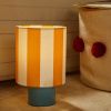 Žlutá pruhovaná stolní lampa Kave Home Ciral -fv-interier-25