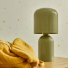 Světle zelená kovová stolní lampa Kave Home Monze -fv-interier-25