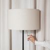 Bílá Mramorová stojací lampa Gubi Gravity 169 cm -fv-interier-25