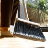 Krémově bílé koště s nástěnným držákem CleanStore -fv-interier-25