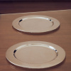 Set dvou nerezových talířů Kave Home Nirela 33 cm -fv-interier-25