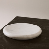 Bílý mramorový podnos kave home Obena Ø 25 cm -fv-interier-25