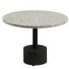 Šedý terrazzo odkládací stolek Kave Home Delano 55 cm